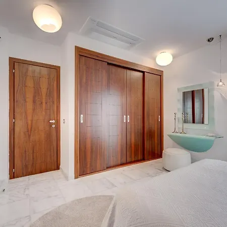 فيلة El Duque Private Lux *