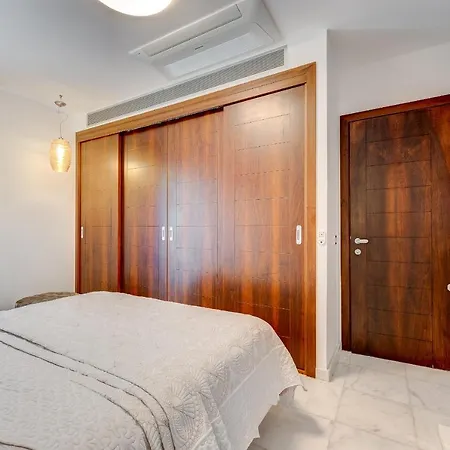 El Duque Private Lux 아데제